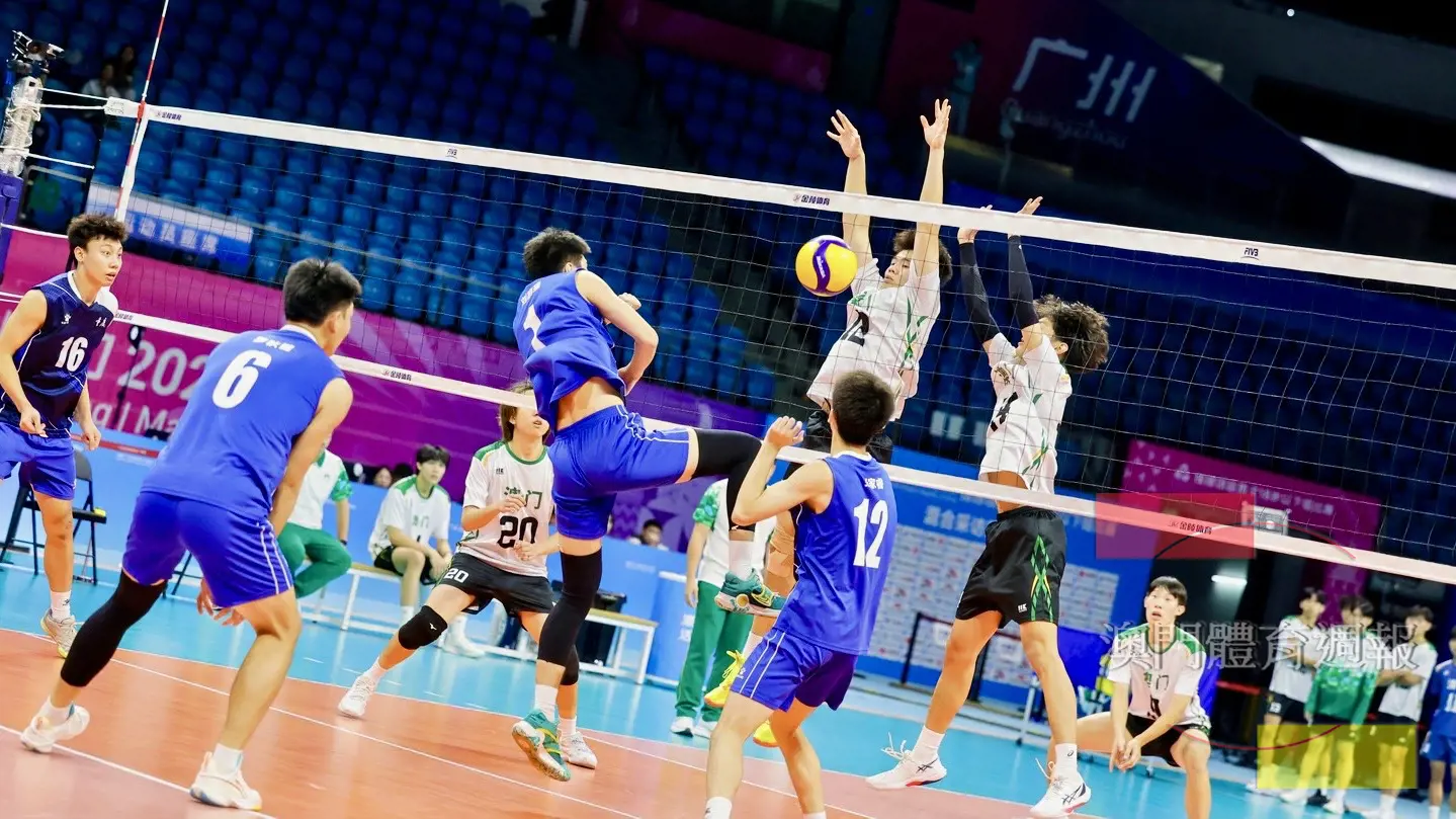 6. U18男排副攻周柏俊攔下對手攻勢.jpg